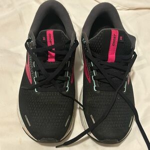 Brooks ghost 14.. size 9.5 wide ..hardly worn they hurt my feet